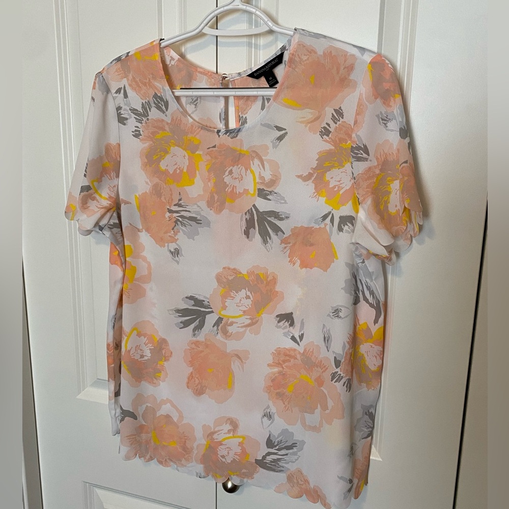 Banana republic floral short sleeve top with scallop sleeves